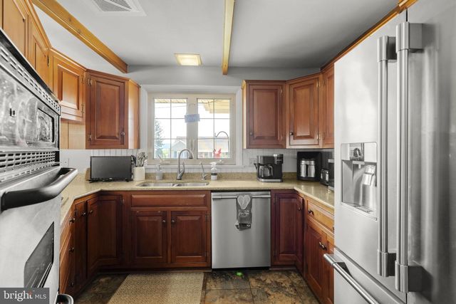 201 HILLCREST RD, New Holland, PA 17557