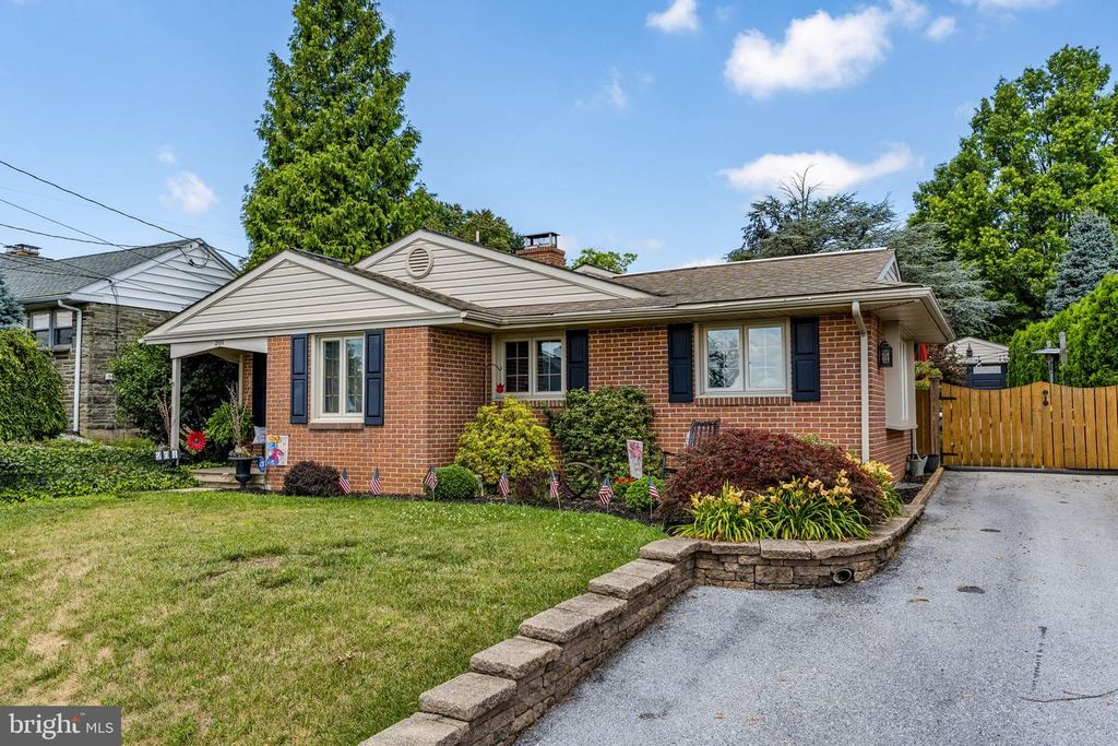 201 HILLCREST RD, New Holland, PA 17557