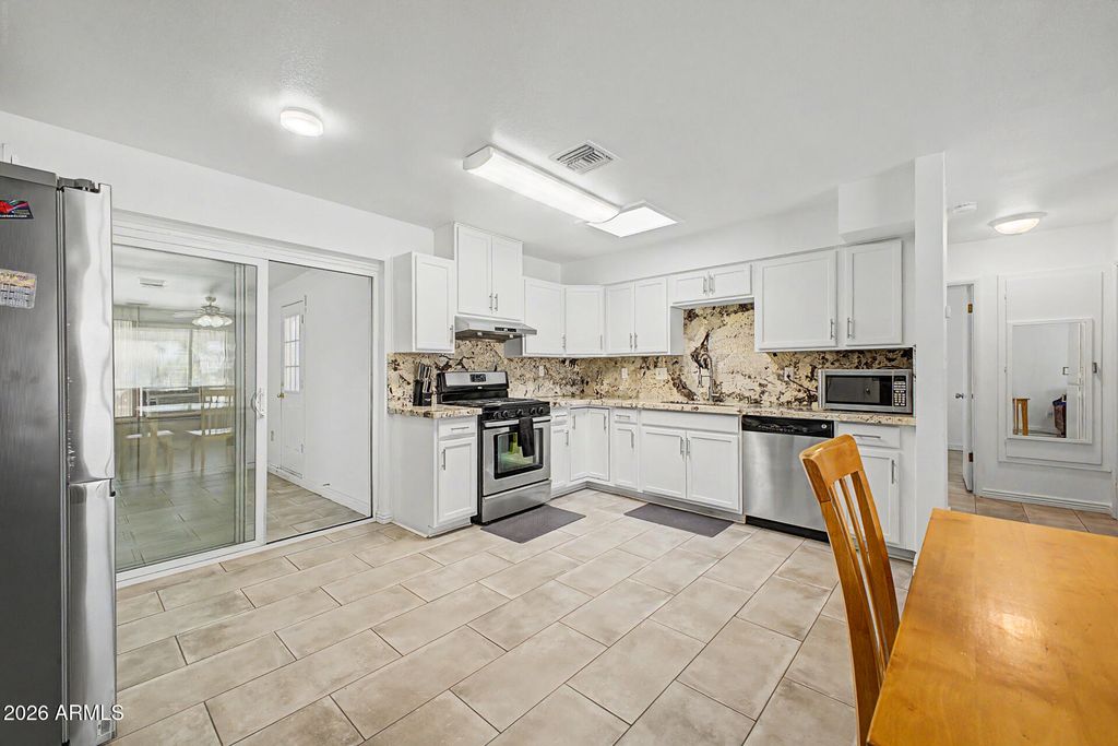 Image 5 of property listing at 11025 W Cherry Hills Drive W, Sun City, AZ 85351