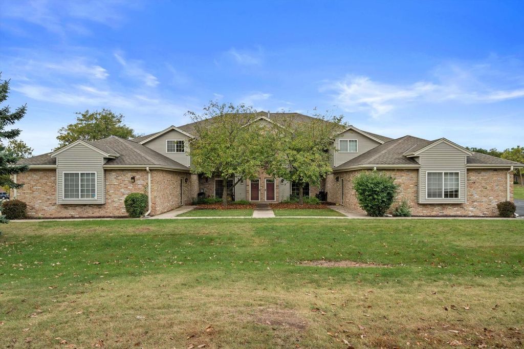 210 W Oak Leaf DRIVE #6, Oak Creek, WI 53154