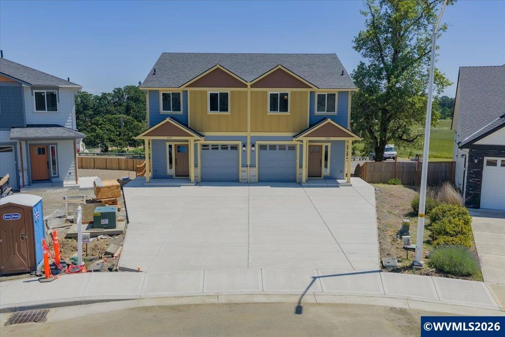 Image 1 of property listing at 595-597 NE Evergreen Av, Dallas, OR 97338