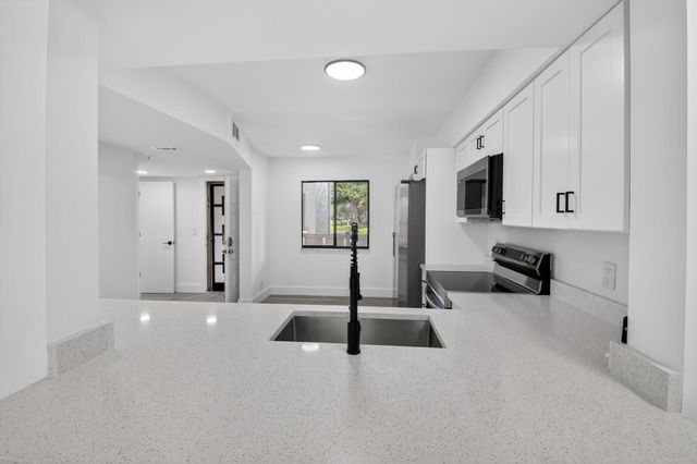 14475 Strathmore Lane 208, Delray Beach, FL 33446