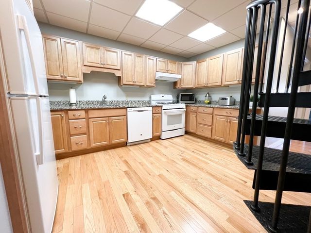 139R Linden St 2, Wellesley, MA 02482