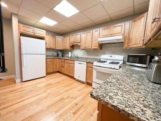 139R Linden St 2, Wellesley, MA 02482