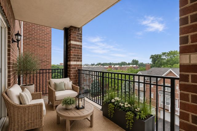 390 W Mahogany Court 503, Palatine, IL 60067