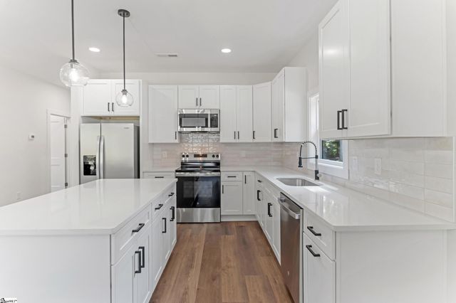 123 Wolf King Way, Woodruff, SC 29388