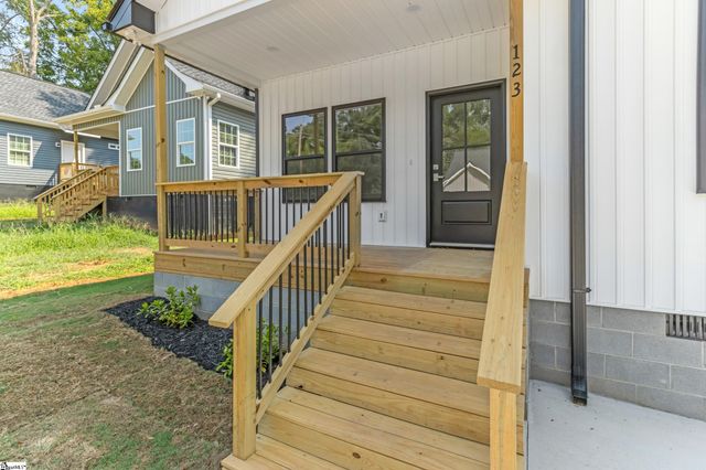 123 Wolf King Way, Woodruff, SC 29388