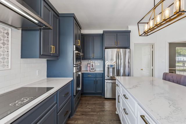 405 Stoneleigh Circle, Lake Dallas, TX 75065