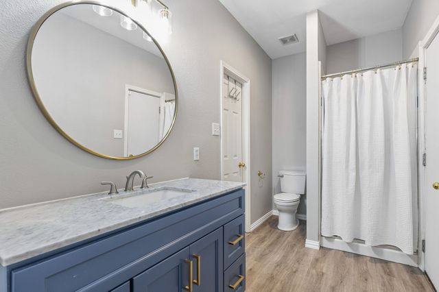 405 Stoneleigh Circle, Lake Dallas, TX 75065