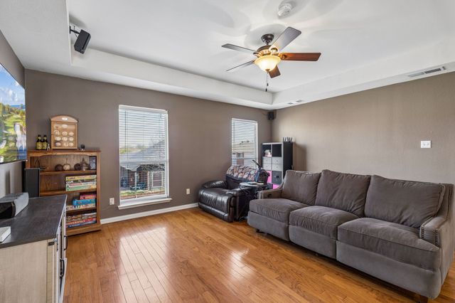 405 Stoneleigh Circle, Lake Dallas, TX 75065