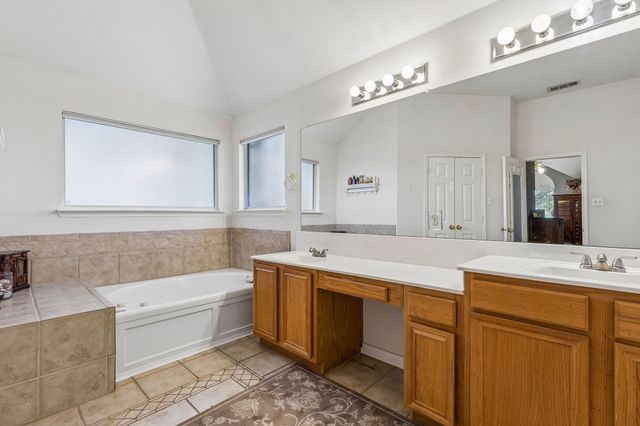 405 Stoneleigh Circle, Lake Dallas, TX 75065