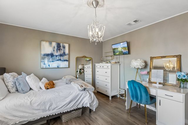 405 Stoneleigh Circle, Lake Dallas, TX 75065