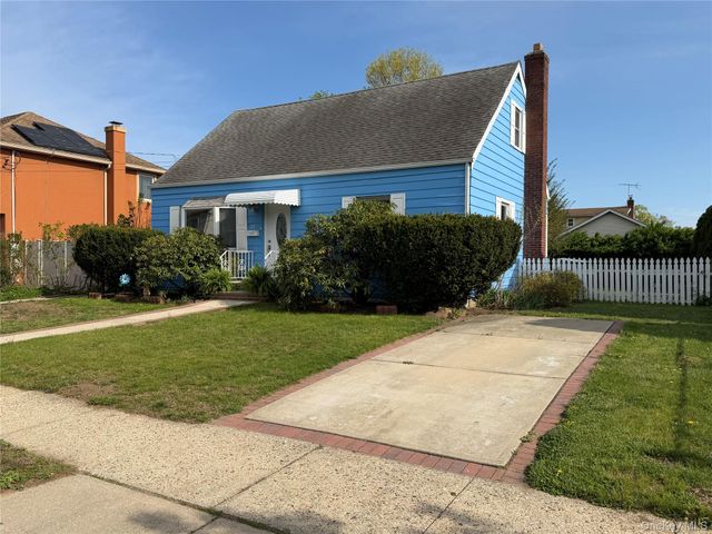 22 Lexington Avenue, Westbury, NY 11590