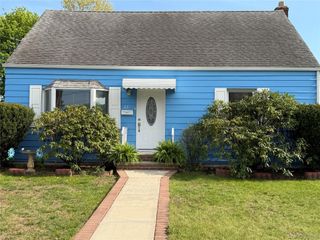 22 Lexington Avenue, Westbury, NY 11590