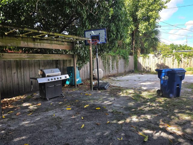 18422 NW 42ND CT, Miami Gardens, FL 33055