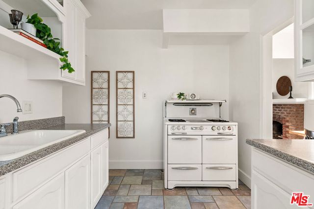 3220 Garden Avenue, Los Angeles, CA 90039