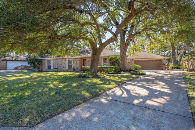 412 Narcissus Street, Lake Jackson, TX 77566
