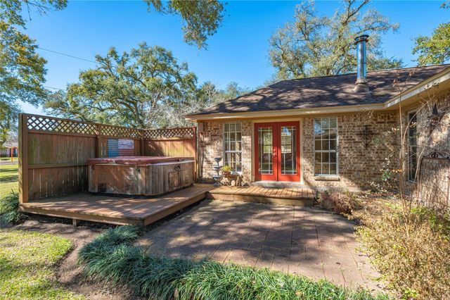 412 Narcissus Street, Lake Jackson, TX 77566