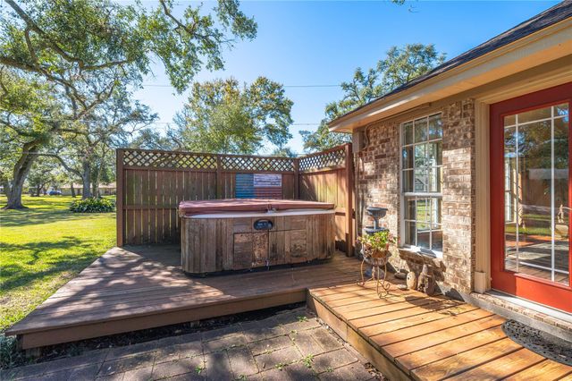 412 Narcissus Street, Lake Jackson, TX 77566
