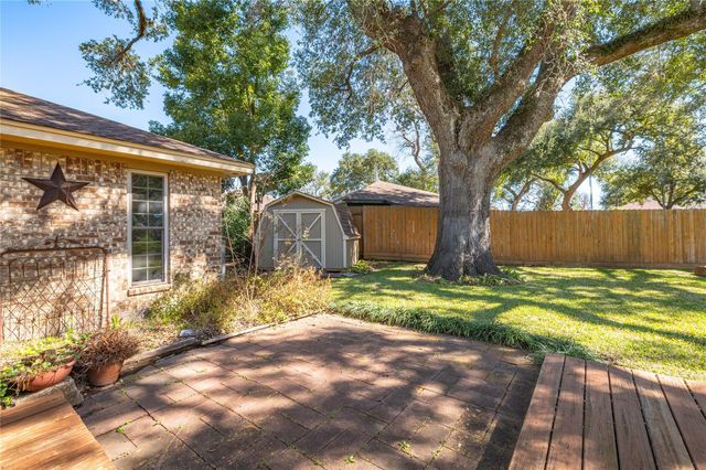 412 Narcissus Street, Lake Jackson, TX 77566