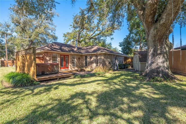 412 Narcissus Street, Lake Jackson, TX 77566