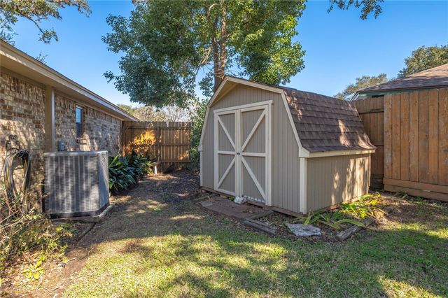 412 Narcissus Street, Lake Jackson, TX 77566