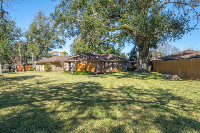 412 Narcissus Street, Lake Jackson, TX 77566