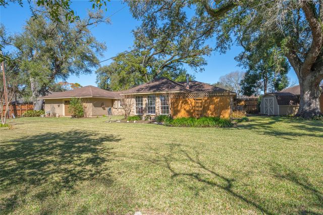 412 Narcissus Street, Lake Jackson, TX 77566