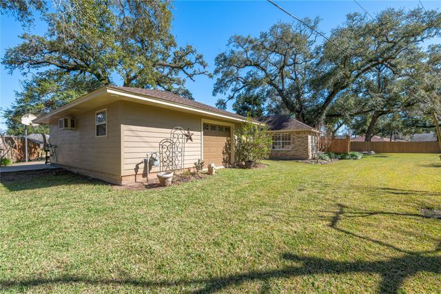 412 Narcissus Street, Lake Jackson, TX 77566
