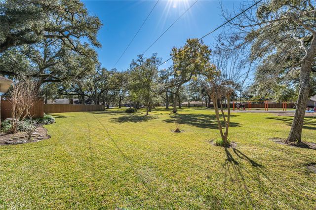 412 Narcissus Street, Lake Jackson, TX 77566