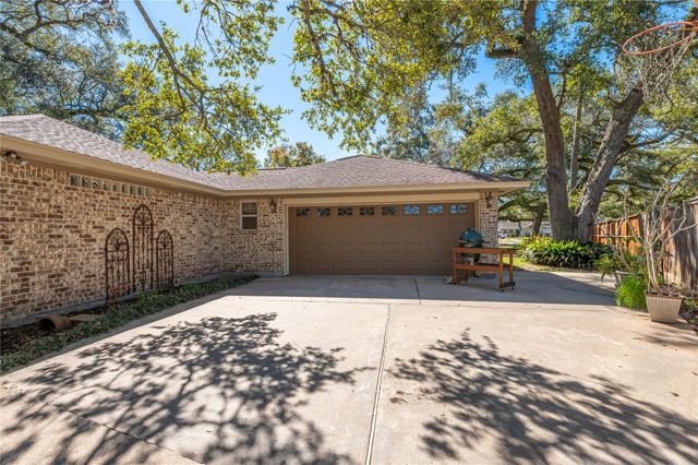 412 Narcissus Street, Lake Jackson, TX 77566