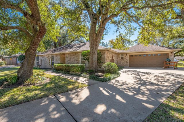 412 Narcissus Street, Lake Jackson, TX 77566