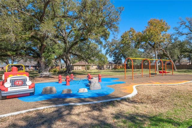 412 Narcissus Street, Lake Jackson, TX 77566