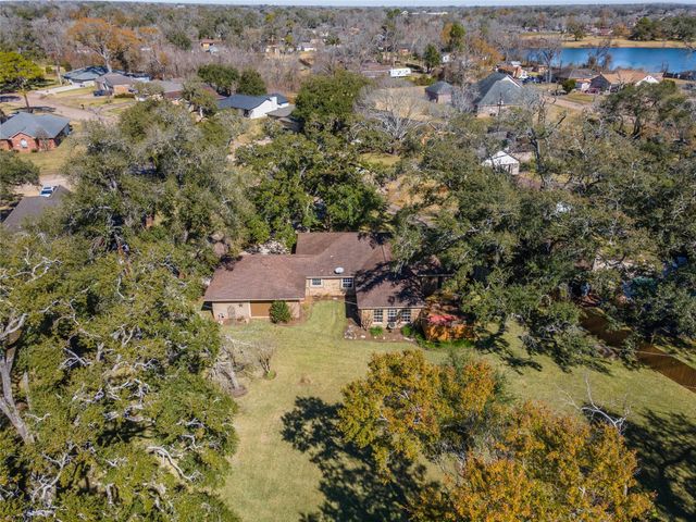 412 Narcissus Street, Lake Jackson, TX 77566