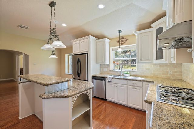 412 Narcissus Street, Lake Jackson, TX 77566