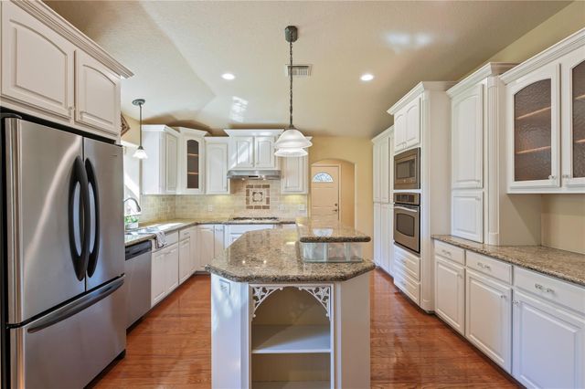 412 Narcissus Street, Lake Jackson, TX 77566