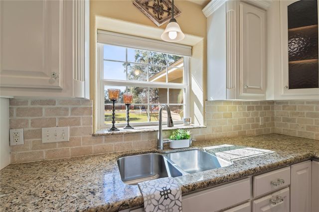 412 Narcissus Street, Lake Jackson, TX 77566