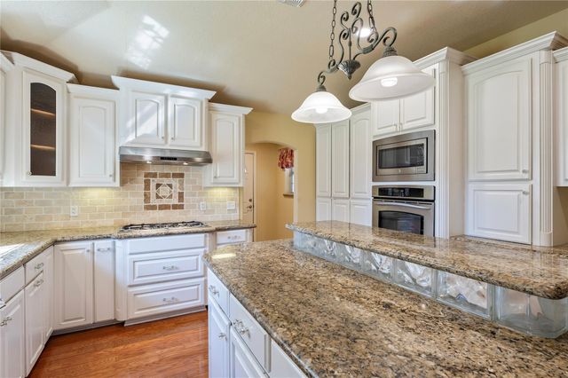 412 Narcissus Street, Lake Jackson, TX 77566