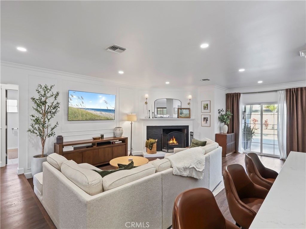 Image 13 of property listing at 6900 Katherine Avenue, Van Nuys, CA 91405