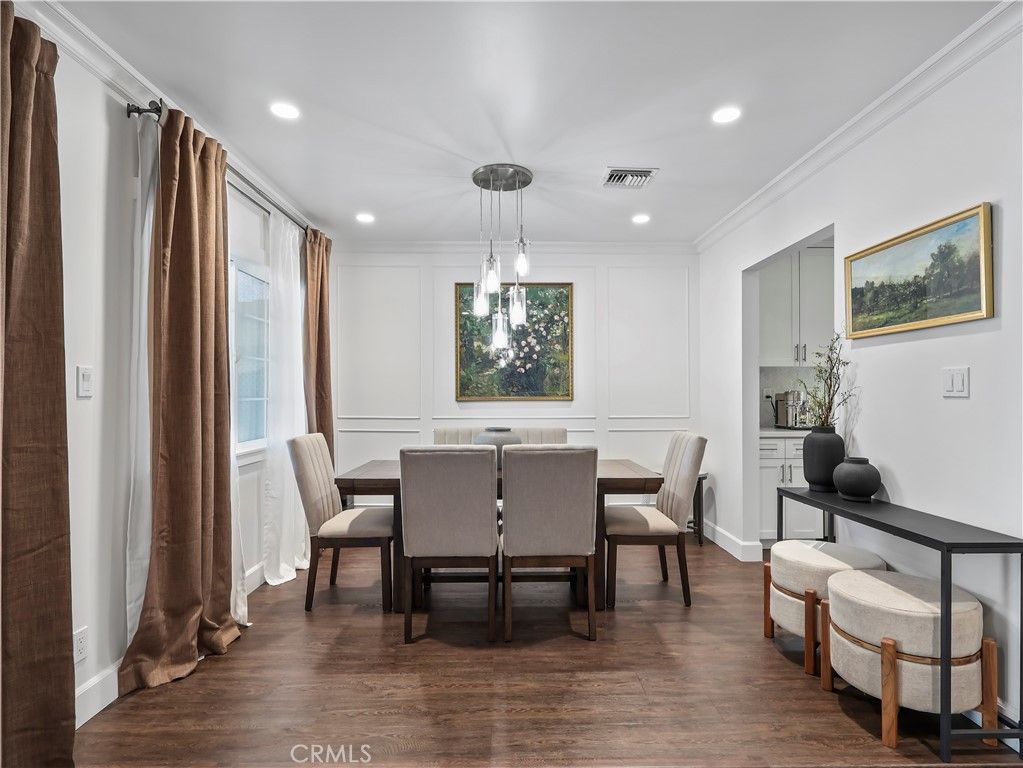 Image 15 of property listing at 6900 Katherine Avenue, Van Nuys, CA 91405