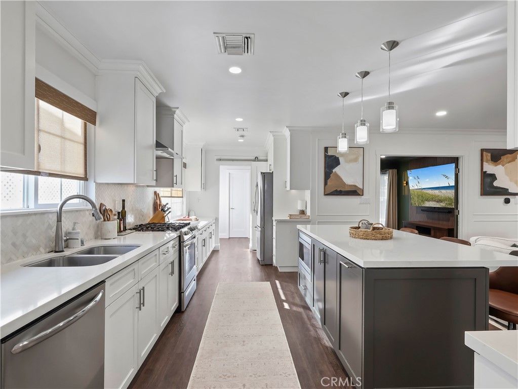 Image 20 of property listing at 6900 Katherine Avenue, Van Nuys, CA 91405