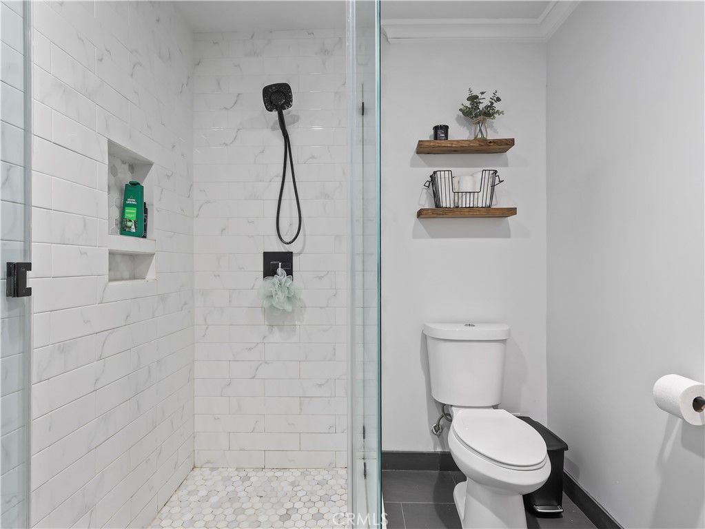 Image 43 of property listing at 6900 Katherine Avenue, Van Nuys, CA 91405