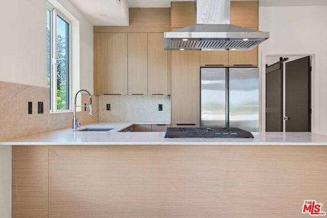 2133 S Longwood Avenue, Los Angeles, CA 90016