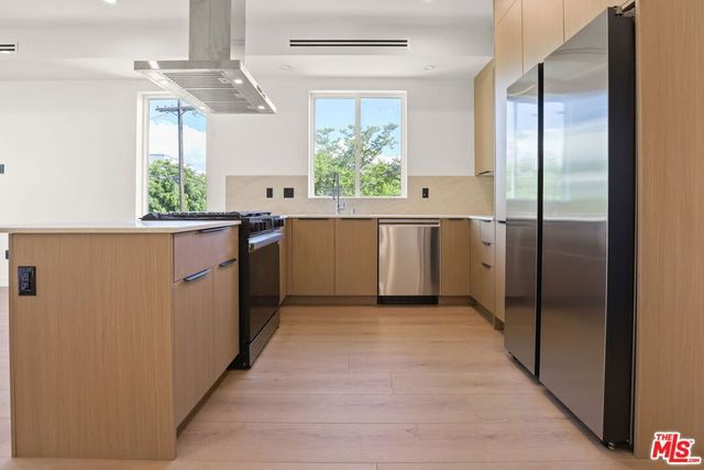 2133 S Longwood Avenue, Los Angeles, CA 90016