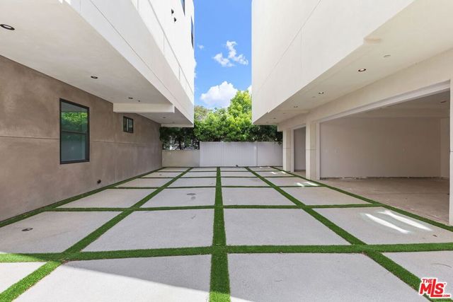 2133 S Longwood Avenue, Los Angeles, CA 90016