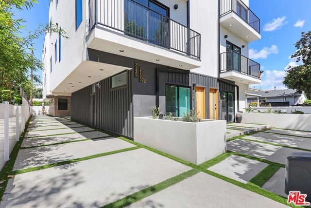 2133 S Longwood Avenue, Los Angeles, CA 90016