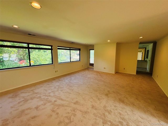 88 The Glen 88, Glen Head, NY 11545