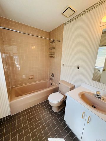 88 The Glen 88, Glen Head, NY 11545