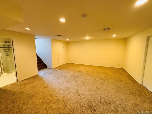 88 The Glen 88, Glen Head, NY 11545