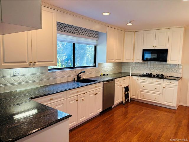 88 The Glen 88, Glen Head, NY 11545